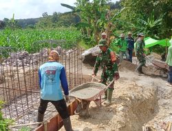 Sinergi TNI-Warga Nglebur Mengebut Pengecoran Pondasi Jembatan Gantung Garuda