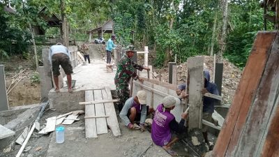 Wujud Kemanunggalan TNI dan Rakyat, Bangun Jembatan Garuda di Klopoduwur Blora