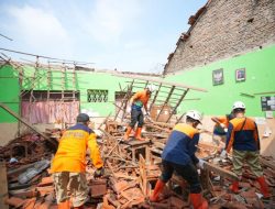 Atap SDN 2 Sribit Klaten Ambruk, KBM Tetap Jalan tapi Siswa Dialihkan Ruangan