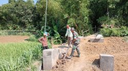 TNI dan Warga Blora Gotong Royong Bangun Jembatan Gantung Garuda   