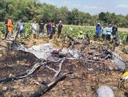 Pesawat Jatuh di Blora: Mesin Mogok, Dua Awak Selamat Mesin Hangus Terbakar