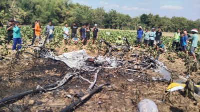 Pesawat Jatuh di Blora: Mesin Mogok, Dua Awak Selamat Mesin Hangus Terbakar