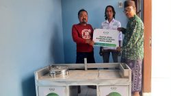 LAZISNU MWCNU Kedamean Salurkan Bantuan Rombong Usaha untuk Orang Tua Santri di Turirejo