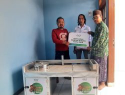 LAZISNU MWCNU Kedamean Salurkan Bantuan Rombong Usaha untuk Orang Tua Santri di Turirejo